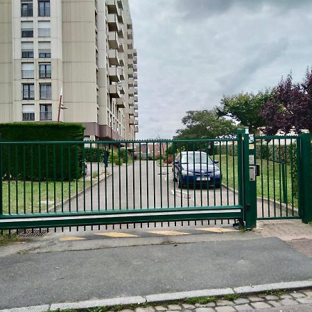 Grand F2 de 47m² au 15ème étage dans une résidence très calme Ruan Exterior foto